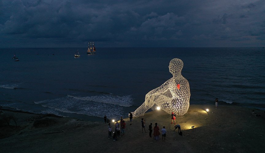 Участники фестиваля «Таврида - АРТ» возле скульптуры «Человек, смотрящий в море»