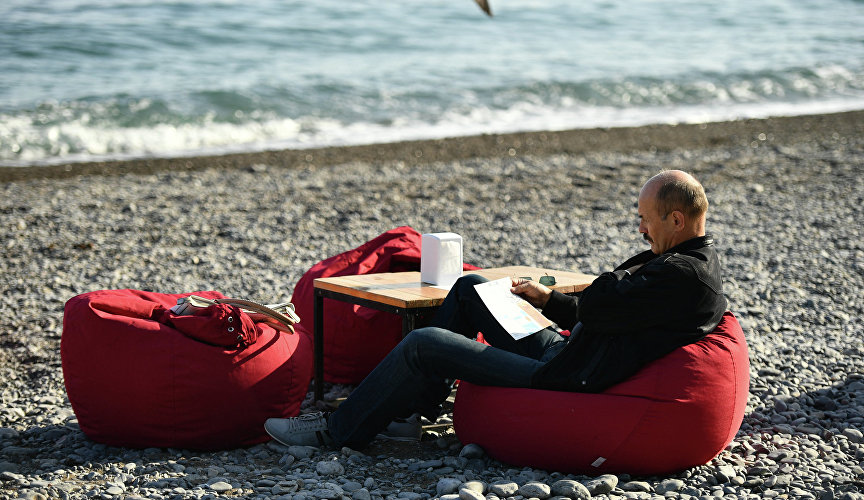 Мужчина во время отдыха на пляже в Ялте