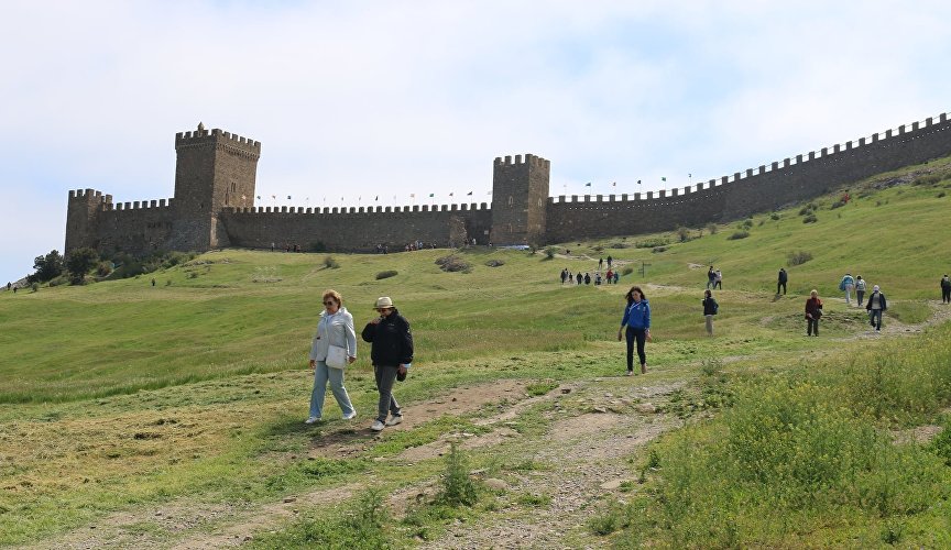 Посетители Судакской крепости
