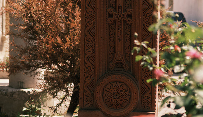 Хачкар во дворе армянской церкви Сурб Никогайос 