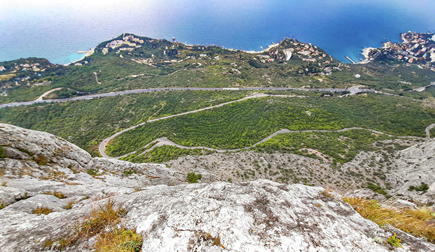 Вид на Форос с горы Мшатка-Кая