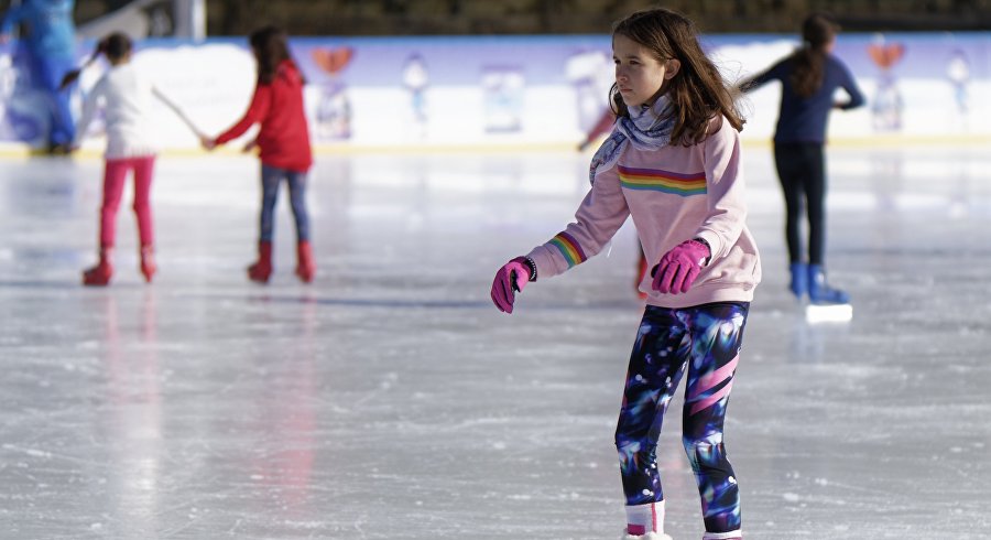Ледовые катки Крыма: где покататься на коньках и сыграть в хоккей