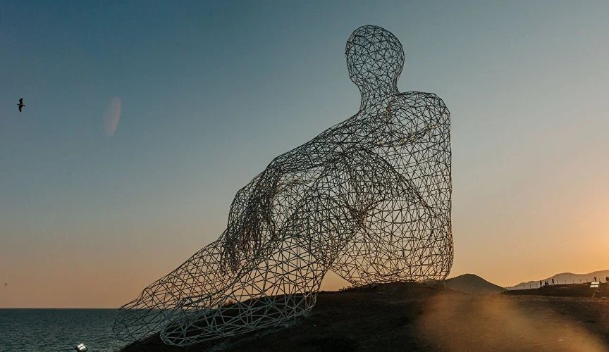 Скульптура «Человек, смотрящий в море»