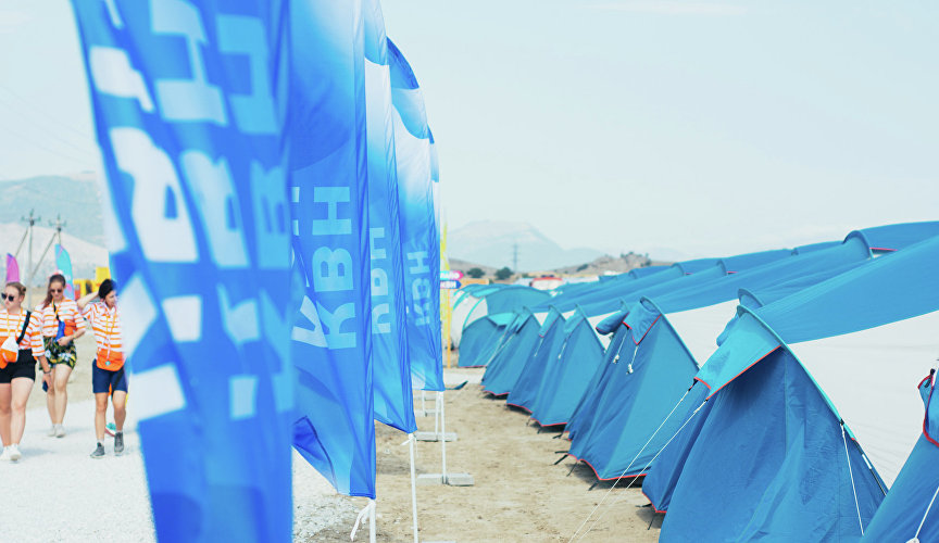 Палатки участников фестиваля творческих сообществ «Таврида - АРТ»