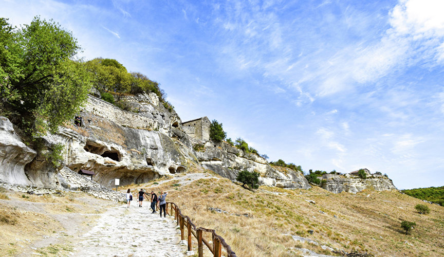 Этот пещерный город разместился на окраине Бахчисарая, благодаря чему является одним из самых посещаемых в Крыму.