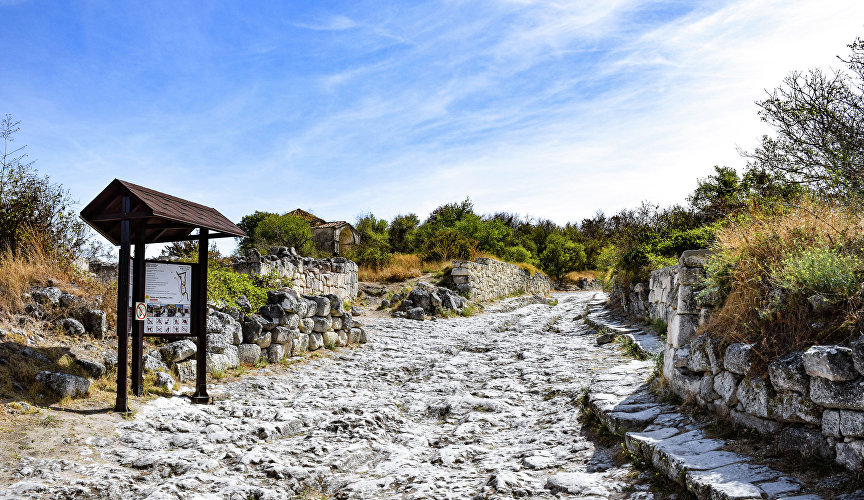 Позже это место принадлежало Крымскому улусу Золотой Орды и было самой мощной его крепостью.