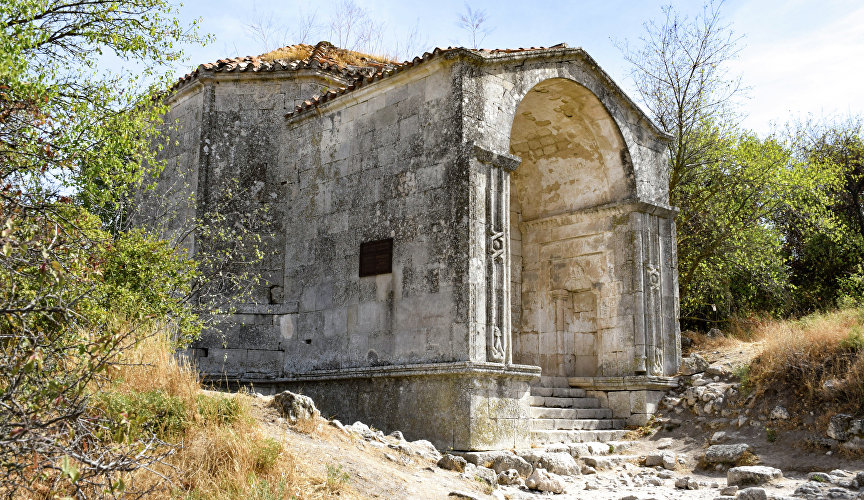 Например, мавзолей (дюрбе), где в 1437 году была похоронена Джанике-ханым – дочь Тохтамыша, последнего золотоордынского правителя. На пилонах, оформляющих портик усыпальницы, сохранился плетёный орнамент. Это сельджукский узел – классический мотив в золотоордынском зодчестве средневекового Крыма.