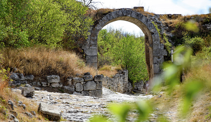 Ещё вы увидите ворота Орта-Капу и остатки средней оборонительной стены, которую построили в конце VI века. Она пересекала плато с севера на юг в самом узком месте. Её ширина составляла около 4 м, а высота – до 8-10 м.