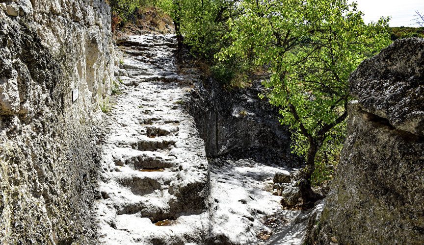 Также городище являлось центром Кырк-Орского княжества, которое, по некоторым данным, основали мигрировавшие в Крым аланы.