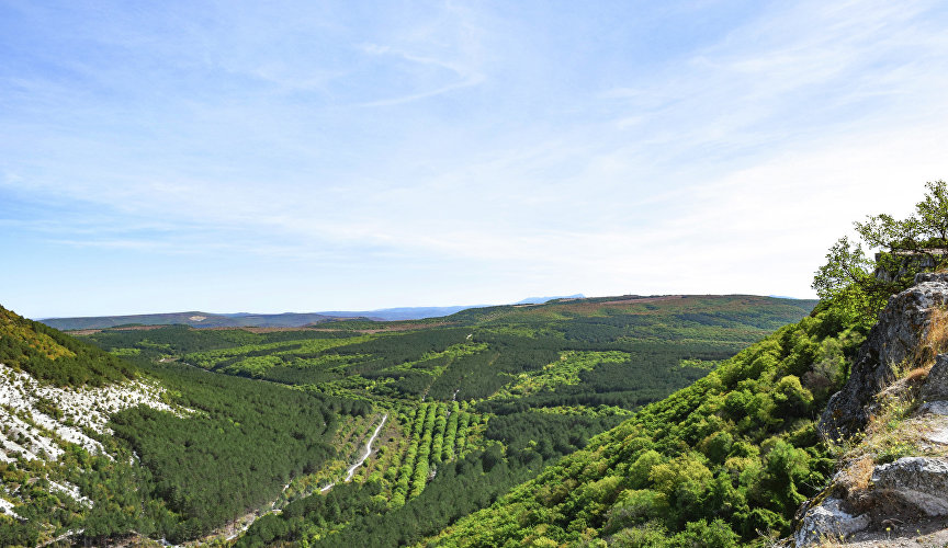 А ещё отсюда открывается вид на Чатыр-Даг, разместившийся между Симферополем и Алуштой.