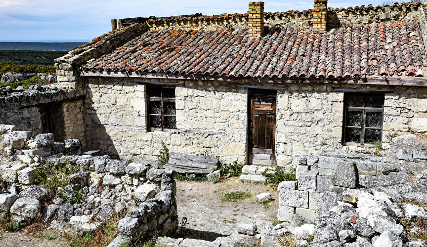 Не менее интересна усадьба Чал-Борю. Её вид характерен для средневековых построек пещерных городов Крыма. Их главной отличительной чертой было наличие центрального двора, вокруг которого группировались все жилые и хозяйственные строения. Чал-Борю позволяет понять, как выглядела застройка Чуфут-Кале в годы его расцвета.