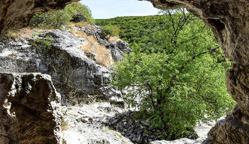 В 1532 году хан Сахиб I Герай со свитой переехал в Бахчисарай. За ним поселение на горном плато покинули почти все мусульмане. Однако после этого ханы ещё долго использовали крепость как склад оружия и убежище на случай междоусобиц.