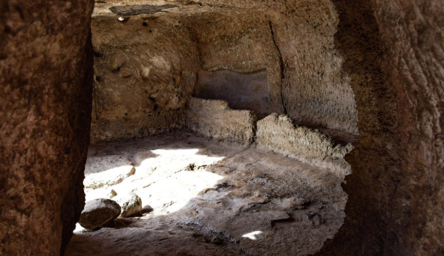Во многих внутри есть ниши и ограждения разной формы и размера. Помещения соединяют ходы – как удобные для того, чтобы пройти, так и довольно узкие.