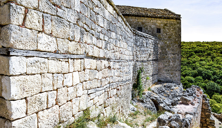 Именоваться Чуфут-Кале это место стало в XVII веке. С крымскотатарского языка переводится как еврейская крепость. Это связано с вероисповеданием караимов: их религия родственна иудаизму.