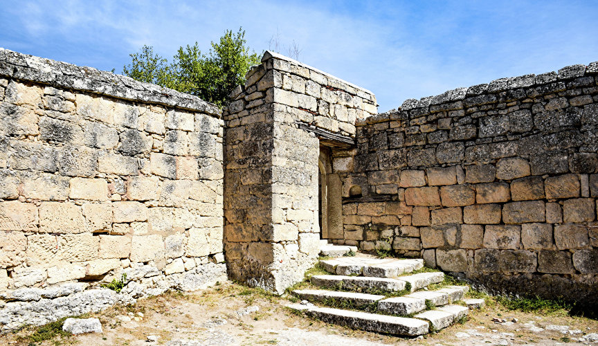 Многие памятники археологии и архитектуры в пещерном городе довольно хорошо сохранились.