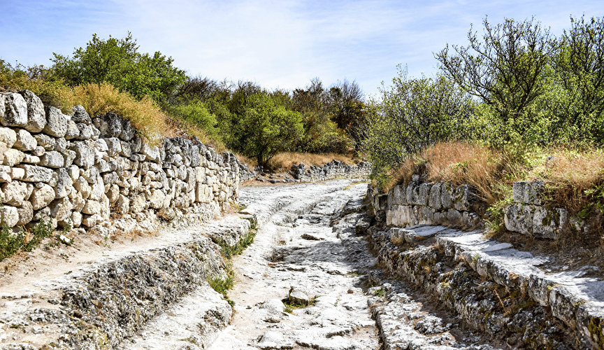 В пещерном городе были проложены несколько улиц. Некоторые можно наблюдать и сегодня. Причём местами на них сохранились тротуары.