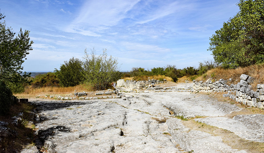 В источниках разных времён можно встретить и другие названия этого места: Кырк-Ор, Гевхер-Кермен, Бутмай, Топра-Кала…