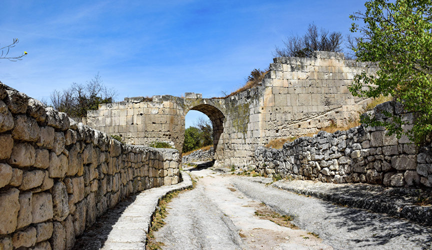Средняя оборонительная стена считается самым древним архитектурным памятником Чуфут-Кале.