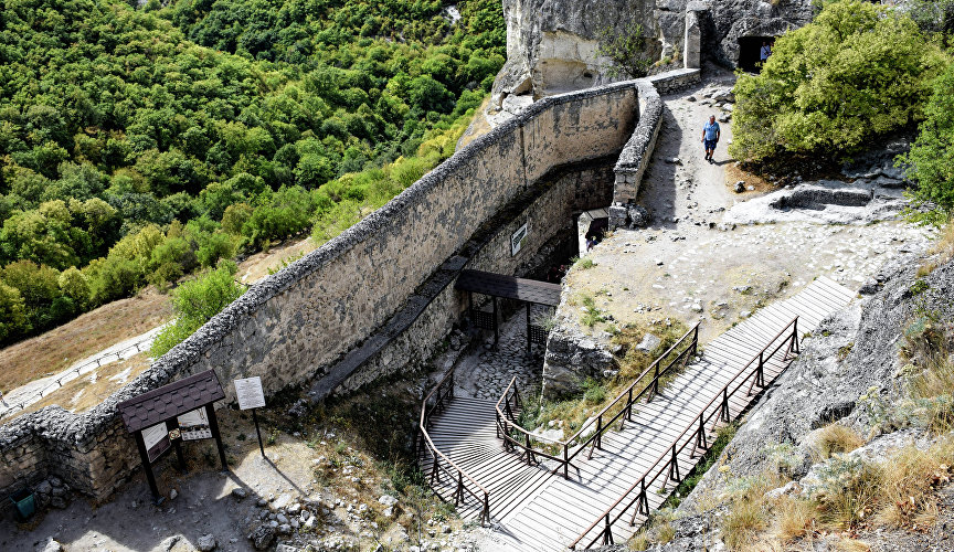 Для удобства посетителей на территории пещерного города установлены лавочки, указатели и таблички с информацией о его достопримечательностях.