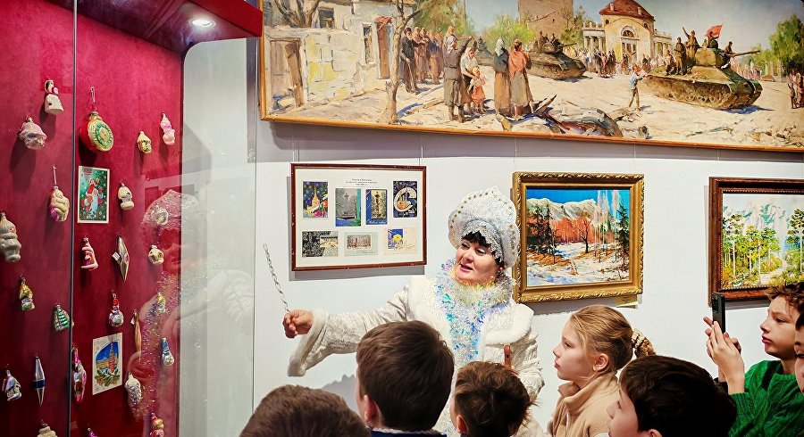 Картины о зиме, коллекционные Деды Морозы и ретроигрушки: где в Крыму поймать новогоднее настроение