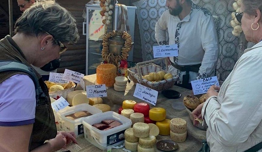 Торговля сыром на фестивале WineFest