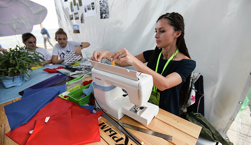 Лаборатория по ремонту одежды на фестивале «Алушта.Green»
