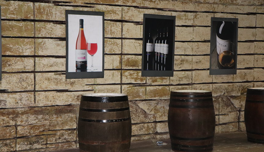 Зал для дегустаций в подвале завода марочных вин INKERMAN