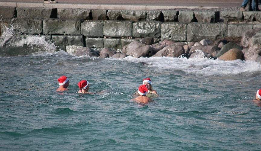 Люди купаются в море в Ялте