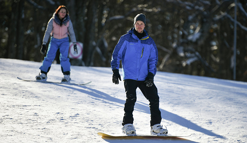 Люди катаются на сноуборде