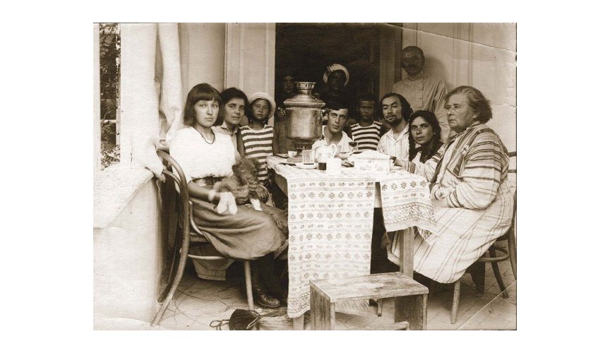 Марина Цветаева (слева) в Коктебеле, 1910-е